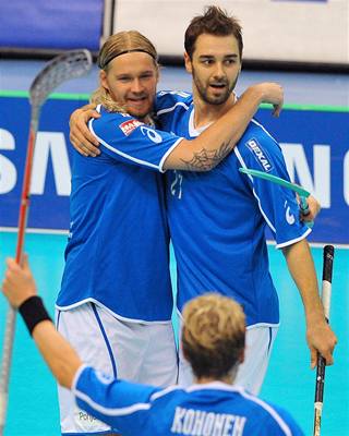  Finští hráči Lassi Vänttinen L(vlevo) a Rickie Hyvärinen se radují z branky. 