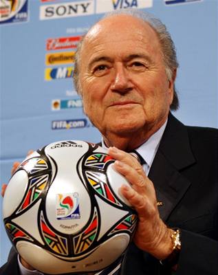 Prezident FIFA se stále jet usmívá.