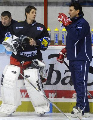 Mladý branká Alexander Salák s reprezentaním trenérem Rikou.