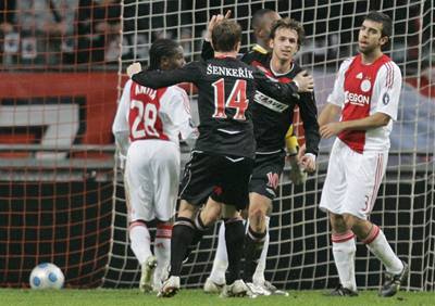Slávisté slaví druhý gól v síti Ajaxu. 