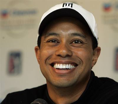 Tiger Woods se po zranění opět usmívá.
