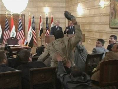 Fotografie prbhu útoku iráckého novináe na amerického prezidenta Bushe.