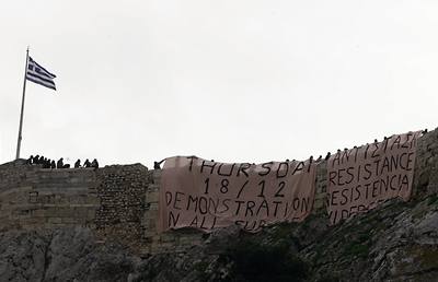 et studenti, kte protestuj proti usmrcen mladka polici, rozvinuli dva transparenty na atnsk Akropoli. 