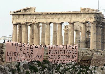 etí studenti, kteí protestují proti usmrcení mladíka policií, rozvinuli dva transparenty na aténské Akropoli. 
