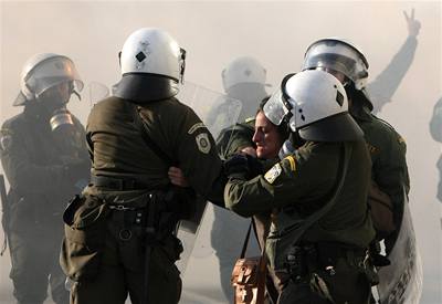 V ecku se stetli demonstranti s policií