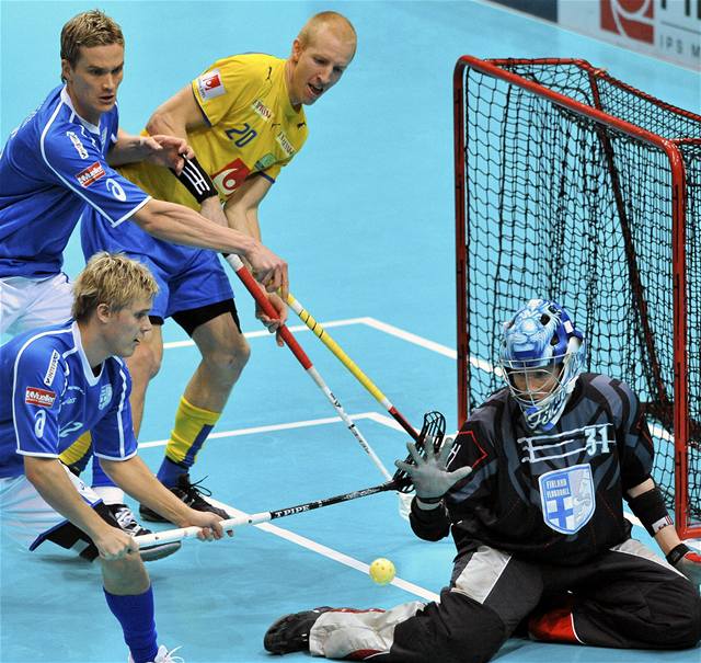  védský hrá Magnus Svensson (uprosted) a fintí hrái Janni Kukkola (vlevo vpedu), Esa Jussila (vlevo vzadu) a branká Henri Toivoniemi (vpravo). 