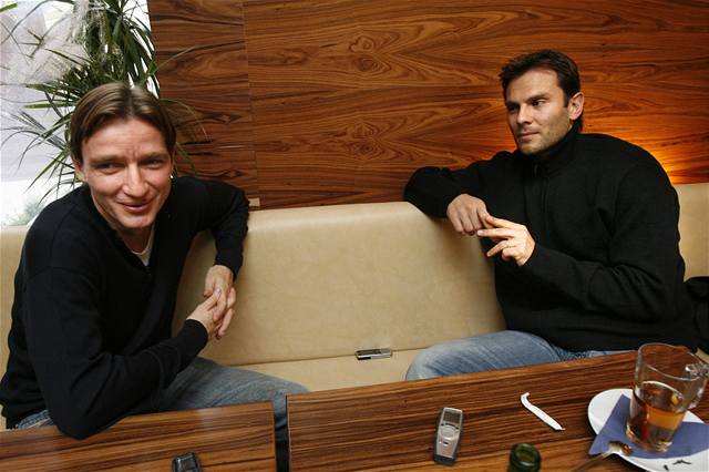 Vladimír micer (vlevo) i Patrik Berger byli pi rozhovoru v dobrém rozmaru.