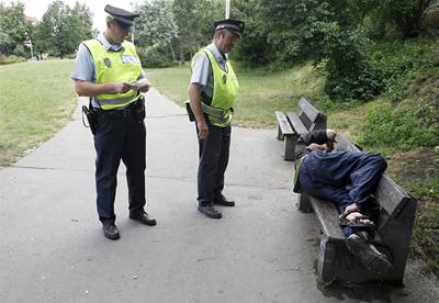 Ji pl roku platí v Praze protialkoholová vyhláka. Praha se s pomocí vyhláky chtla vypoádat pedevím s bezdomovci a s lidmi, kteí se opijí a pak obtují své okolí. 