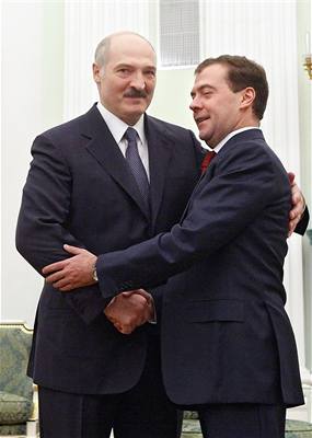 Bloruský prezident Alexandr Lukaenko a ruská hlava státu Dmitrij Medvedv.