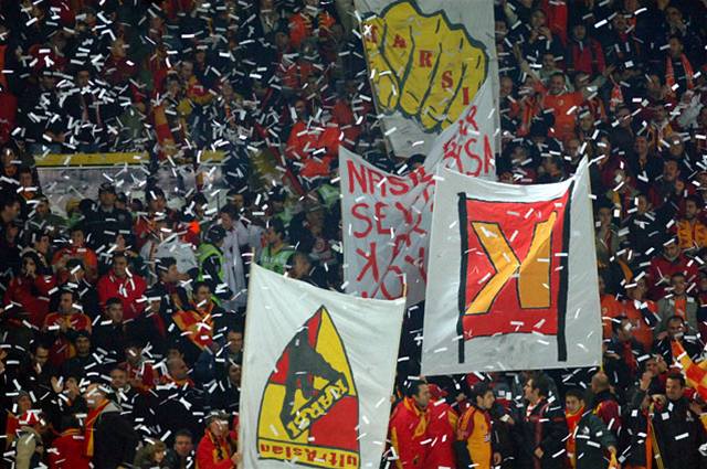 Derby Galatasaray vs. Besiktas Istanbul provázela boulivá atmosféra.