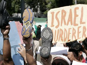 Proti izraelskm nletm na palestinsk psmo Gazy protestovali muslimov i v malajsk metropoli Kuala Lumpur.