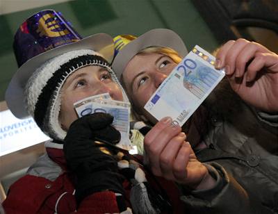 Slováci si po silvestrovské plnoci mohli vybrat z bankomat své první eura.