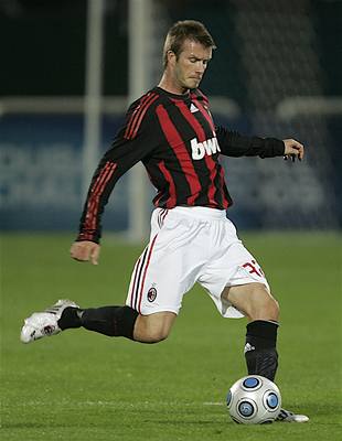 David Beckham při soutěžní premiéře v dresu AC Milán.