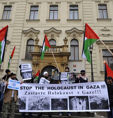Ped budovou Úadu vlády v Praze se uskutenila demonstrace proti útokm izraelské armády v Gaze. 
