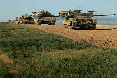 Izraelské tanky postupují hloubji do hust obydlených oblastí msta Gazy.
