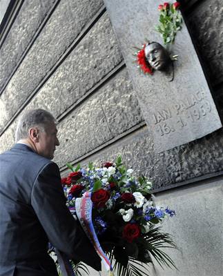 Premir Mirek Topolnek uctil poloenm kvtin u pamtn desky pamtku Jana Palacha. 