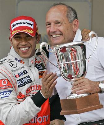 Poslední radost Rona Dennise (vpravo) jako éfa McLarenu.
