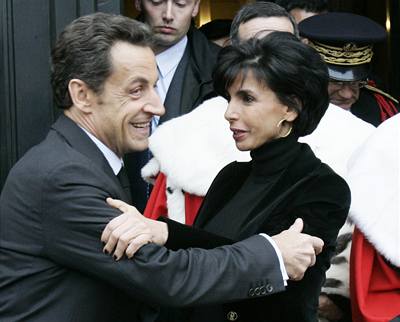 Navenek ve klape. Sarkozy objímá Datiovou po jednom ze svých proslov.