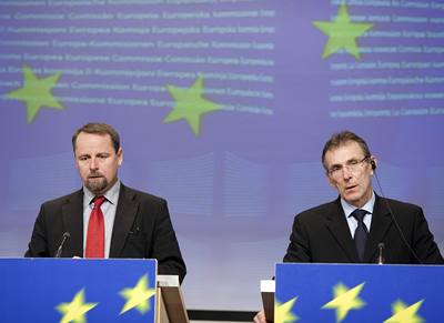 Ministr prmyslu a obchodu Martin íman (vlevo) a evropský komisa pro energetiku Andris Piebalgs vystoupili v Bruselu na tiskové konferenci po jednání Evropské komise o obnovení dodávek ruského plynu pes Ukrajinu do Evropy. 
