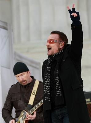 Na koncert nazvaném We Are One se zúastnila mimo jiné i skupina U2.