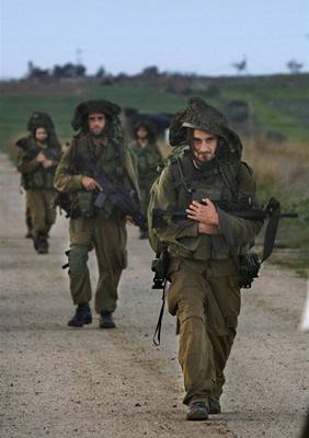 Izraeltí vojáci opoutjí pásmo Gaza.