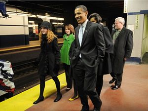 Cestou vlakem z Filadelfie do Washingtonu zahjil pt americk prezident Barack Obama ptidenn oslavy sv inaugurace. 