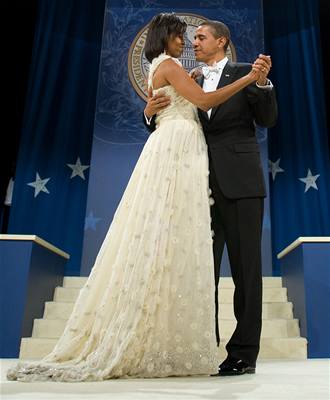 Nov prezident Barack Obama tan se svou enou Michelle na inauguranm plese.