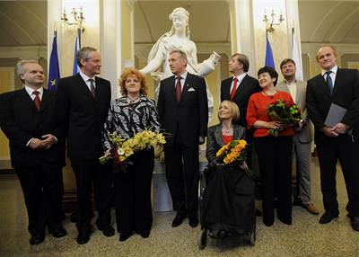 Zleva Pavel Svoboda, Cyril Svoboda, Vlasta Parkanová, premiér Topolánek, Daniela Filipiová, Petr Bendl, Damila Stehlíková, Ale ebíek a Michael Kocáb.