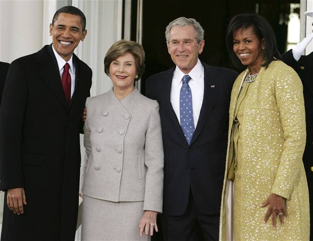Konící a budoucí USA. Bushovi a Obamovi v Bílém dom.