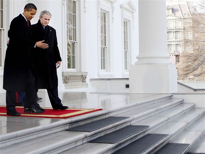 Obama a Bush odchází z Bílého domu