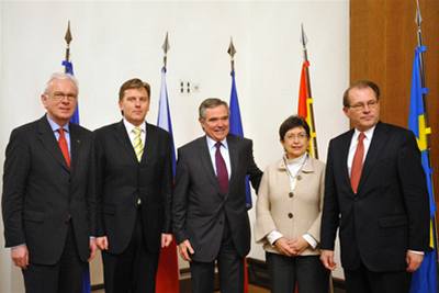 Zástupce pti parlament: zleva Hans-Gert Pöttering (EP), Miroslav Vlek (R), Bernard Accoyer (Francie),Maria Teresa Cunilleraová (panlsko) a Per Westerberg (védsko) pi setkání v Praze.