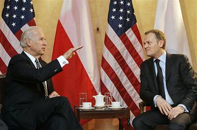 Americký viceprezident Joe Biden (vlevo) na mezinárodní bezpenostní konferenci v Mnichov. Vpravo polský premiér Donald Tusk.