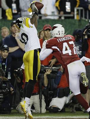 Rozhodující okamik zápasu, Santonio Holmes kompletuje pihrávku Big Bena a pokládá poslední touchdown 43. Super Bowlu.