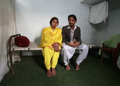 V dobrovolném vzení na policejní stanici musí ít pákistántí novomanelé kvli výhrkám svých rodin 
