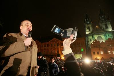Demonstrace za postavení budovy Národní knihovny na Letné navrené zesnulým architektem Janem Kaplickým se na praském Staromstském námstí zastnilo nkolik tisíc lidí, známé osobnosti i ti ministi. 