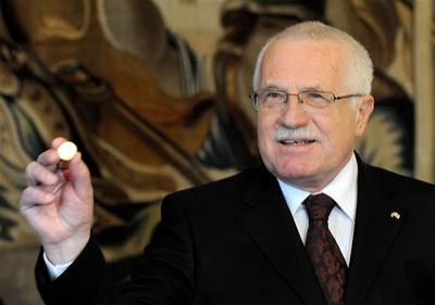 Václav Klaus drí jedno euro.