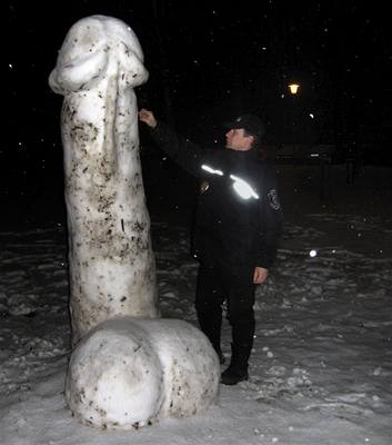 obří sněhový penis u Slavkova