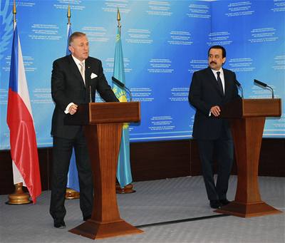 eský premiér Mirek Topolánek na tiskové konferenci s kazaským premiérem Karimem Masimovem (vpravo).