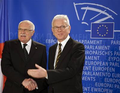 eský prezident Václav Klaus (vlevo) a pedseda Evropského parlamentu Hans-Gert Pöttering se zdraví v bruselském sídle Evropského parlamentu, kde hlava eského státu 19. února vystoupila.