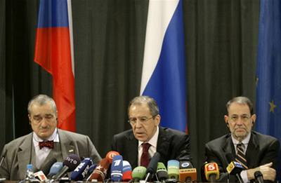 Na schzce v Moskv se seli eský ministr zahranií Karel Schwarzenberg, ruský ministr zahrani Sergej Lavrov a "ministr zahranií" EU Javier Solana.