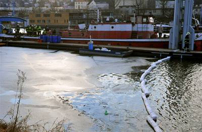 V Praze na Vltav se 12. února kolem 13:00 zaala potápt lo, která byla zakotvená u Císaské louky. 