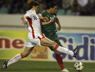 Ujfalui s El Hamdaouim v zápase, který sehráli ei proti Maroku.