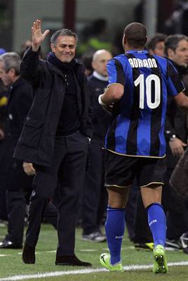 Hrdina milánského derby Adriano s manaerem Mourinhem.