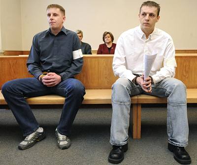Vrchní soud v Praze projednával pípad Tibora Zemana a Jiího Salavce (vlevo), které obaloba viní z brutální vrady vitele a jeho pítelkyn. 