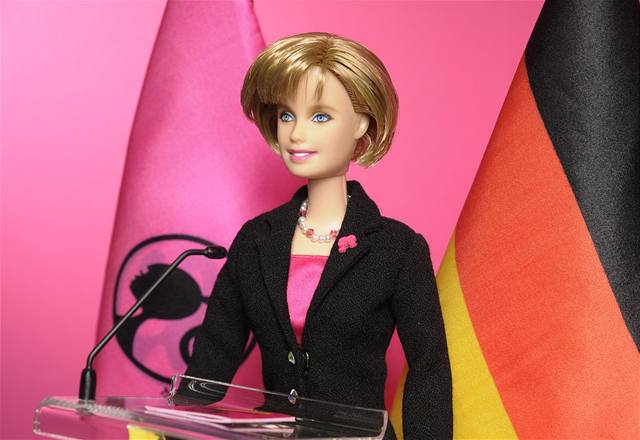 Nmecká kancléka Angela Merkelová jako Barbie.