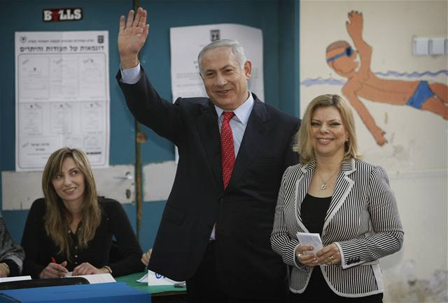Benjamin Netanjahu se svojí manelkou u voleb do izraelského parlamentu