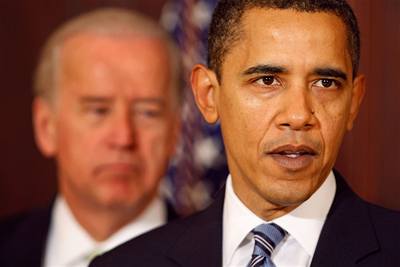 Barack Obama (vpopedí) s viceprezidentem USA Joe Bidenem.