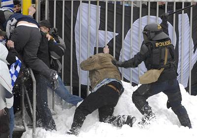 Ochranka nedokázala udret poádek pi utkání, které tak zaalo zhruba s plhodinovým zpodním. Policie, která podle nového zákona a dohody s MFS u není pímo na stadionech, musela jet ped zaátkem zápasu v hlediti zasáhnout. 