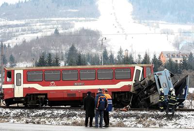 U obce Polomka se srazil vlak s autobusem