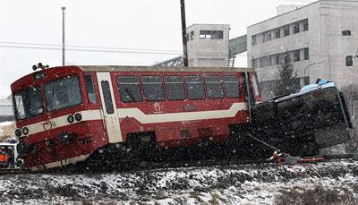 U obce Polomka se srazil vlak s autobusem
